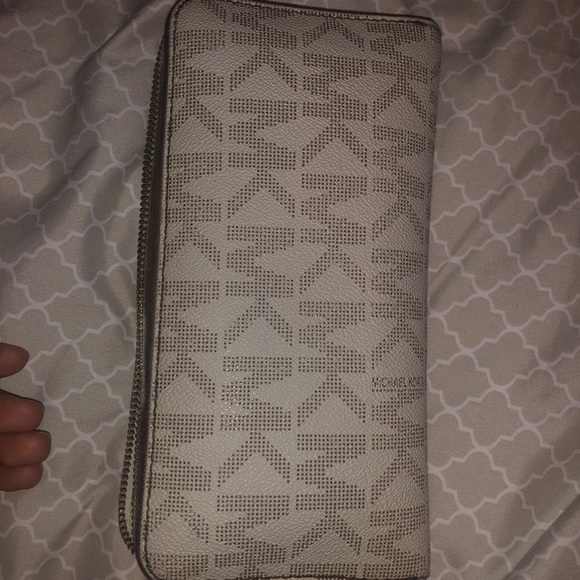 Authentic Michael Kors wallet - Picture 2 of 8